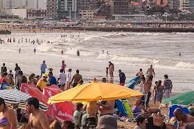 Gente en la playa de Mar del Plata