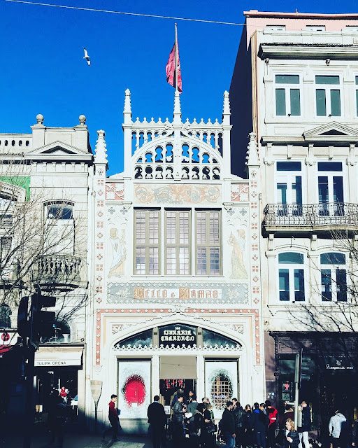 entrada para a livraria, já com a fila à porta