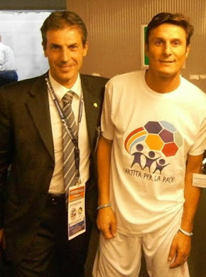 Gianluca Guerrisi (Direttore Generale ARGOS Soccer TEAM)  con il calciatore Xavier Zanetti Stadio Olimpico di ROMA - 2014 -