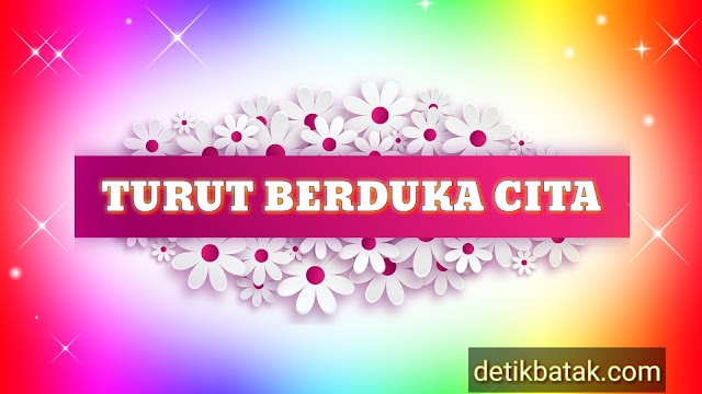 (Detikbatak.com)Kata-kata Ucapan Berdukacita(Belasungkawa) adalah Ucapan Yang Ditujukan Kepada Orang yang tertimpa Musibah,Baik karena Kena Bencana,Penyakit,Sampai dengan Meninggal dunia(Mengalami Kematian).Megucapkan Ucapan Dukacita dalam Bahasa Batak Disebut Dengan MANGAPULI.Memberikan Ucapan Belasungkawa Pada Keluarga,Kerabat maupun sahabat dan Orang-orang Lain yang berhubungan Dengan Pribadi kita. pada Umumnya dalam Suku Batak sendiri,mengartikan bahwa kita memiliki rasa kepedulian terhadap mereka,dengan Segala Apresiasi bahwa kita juga turut merasakan didalam apa yang telah Di alaminya Saat ini.     Turut Berdukacita(Papan bunga)     Seterusnya,Acara Mangapuli Yang Dilakukan Pada kehidupan Suku Batak adalah Bentuk penghiburan untuk mengurangi Kesedihan yang dialami keluarga,teman,kerabat,bahkan orang yang berhubungan dengan kita yang tertimpa Musibah.sekaligus untuk mendoakan mereka agar di beri ketabahan dan Kesabaran.pada kehidupan Suku Batak Biasanya Gereja juga Turut melakukan Ibadah Mangapuli Untuk Keluarga yang tertimpa Musibah Tersebut.    Maka dari itu Detikbatak.com akan Menuliskan Ucapan/Kata-kata Berduka Cita dalam Bahasa Batak Toba beserta artinya.Ucapan Ini bisa digunakan Sepenuhnya baik mengirimnya melalui media Sosial seperti Facebook,Wa(WhatsApp),SMS,Instagram,dan Media lain Ucapan Ini ditujukan  kepada Orang,teman,keluarga,kerabat,pamily yang mengalami Musibah sebagai bentuk belasungkawa bahwa kita juga turut Mengalami apa yang telah mereka alami Saat ini.  Sebelumnya Juga Kami telah Menuliskan :    Kata-Kata Perpisahan Dalam Bahasa Batak Toba dan Artinya  Ucapan Selamat Atas Pernikahan Bahasa Batak Dan Artinya Ucapan Ulang Tahun Bahasa Batak Untuk Ibu Dan Artinya Ucapan Selamat Atas Kelahiran Anak Bahasa Batak dan Artinya Ucapan Selamat Hari Natal Bahasa Batak Terbaru 2019/2020 Contoh Mandok Hata Di Esek-Esek Pesta Lahiran Pada Suku Batak     Kata Kata Ucapan Berduka Cita Bahasa Batak Toba Dan Artinya 1."Turut Berduka Cita Ma Sian Hami Ala Nungnga Be Dijou  Tuhan ( ....Nama Yang Meninggal) Tu lombungna  di Surgo Hasonangan I,Sai Anggiat Ma Pardenggan Basa I Mangalehon Gogo Dohot Akka Apul-apul Tu Keluarga Na ditinggalhon.Selamat Jalan...."      "Artinya:Turut Berdukacita atas kembalinya( .... nama yang Meninggal) ke Bapa di Surga. Kiranya Tuhan Yesus Kristus memberikan kekuatan dan penghiburan pada keluarga yang ditinggalkan. Selamat jalan ...."    2. Ale Tuhan,Lean Ma Hasabaron Tu Keluarga Na dibagas Parmaraan.Alana Takkas do Huboto Hami,Sude Na Marhosa Dohot Na Manggulmit di portibi on To  Saat Tujolomu do Ujungna.Anggiat Ma Ho Ale jahowa Manjalo Toddi ni keluarga Nami on,Sahat ro di tanganmu ma Ibana,Jala Pahuddul ma i Di inganan Na Sonang."    Artinya: "Ya Tuhan, tabahkanlah keluarga yang sedang dilanda musibah. Karena, semua makhluk di dunia pasti akan ada saatnya menemui sang pencipta. Semoga Engkau, menerima arwah saudara kami dengan tangan-Mu yang terbuka lebar menyambutnya dan menempatkannya di tempat yang terindah."    3.Sude Hita Jolma Namarpangidohon.Alai Tuhan do Na Mabaen Ulaon Na Dumenggan Sian AHA Na Ta Ulahon.Turut Berduka Cita Di Panjou Ni Tuhan Tu ..... Sai Anggiat Ma Imana Sonang Di Surgo di Lambung Ni Jesus I.    Artinya:"Kita memang mempunyai banyak rencana. Namun, Tuhan mempunyai rencana yang lebih baik daripada apa yang kita rencanakan. Turut berduka cita atas kepergiannya. Semoga ia tenang di surga Bapa."    4.Haccit Do Ditinggalhon Sasahalak Jolma Na Tahaholongi .Alai Lebih Haccit Dope Molo Hita dang Manjakkon parlao nai.Sai Anggiat ma Ibana Sonang di Surgo i,Turut Berduka Cita Di parmonding Ni ...Sai Anggiat ma Dosana I diapus Tuhan i.    Artinya:"Kehilangan seseorang yang sangat dicintai memang sangat menyakitkan. Namun, lebih menyakitkan lagi jika kita tidak bisa mengikhlaskan kepergiannya. Biarkan dia yang meninggalkan kita tenang di alam sana. Turut berduka cita atas meninggalnya.... Semoga segala dosanya di ampuni oleh Tuhan."    5.Sai Anggiat Ma Keluarga Na ditinggal Ni...Dilehon Tuhan Apul-apul.Aha Pe Ma Ta Ulahon Gok di Tangan  Ni Tuhan Do Ujungna.  Sai Anggiat Ma Attong Tu joloan Hita  Ganup Marsada-sada Di Ramoti Tuhan I Amen.    Artinya:Semoga Keluarga Yang Ditinggal... Diberikan Tuhan Penghiburan.Apapun Yang kita kerjakan Semuanya, Hasilnya, keputusanya Adalah di Tangan Tuhan.  Semoga Kedepannya kita Pribadi lepas Pribadi Di berkati oleh Tuhan.Amin.    Itulah Contoh Hata Mangapuli Atau Ucapan dukacita (Belasungkawa)Dalam Bahasa Batak Toba dan Artinya.Masih Banyak Juga kata-kata Lain yang bisa di gunakan,Baik berupa dari ayat Alkitab Kristen,Maupun berupa Doa-doa pengharapan yang Diajarkan Tuhan Yesus Pada Murid-muridanya.Semoga Bermanfaat.