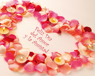 Feliz día del Amor y la Amistad corazón con pétalos de flores y velas