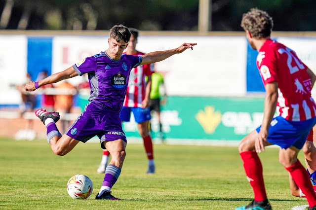 Álvaro Aguado dispara para marcar el tercer gol. S. D. ATLÉTICO TORDESILLAS 1 (Miguel) REAL VALLADOLID C. F. 9 (Nacho, Óscar Plano, Aguado, Zalazar, Weissmann, Lucas Olaza 2, Marcos André, Bruno). 16/07/2021. Partido amistoso. Tordesillas, Valladolid, campo de Las Salinas.