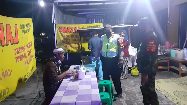  Koramil 07/Gatak, Ingatkan Pakai Masker Dan Prokes 5M Kepada Warga Yang Makan Di Warung PKL