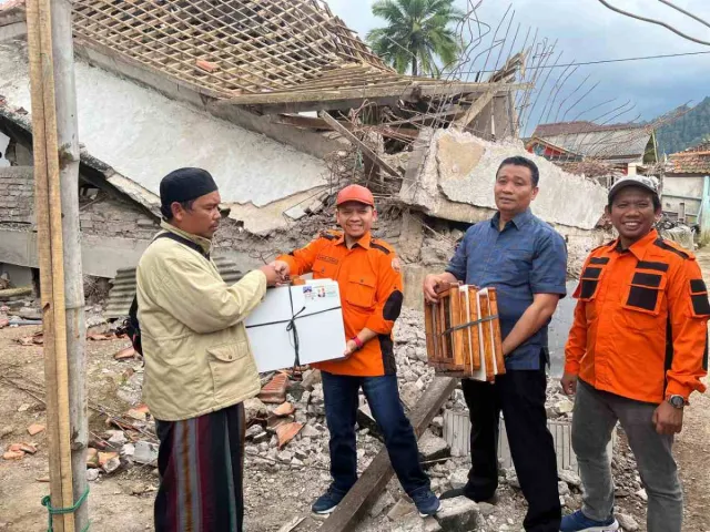 Pengurus PKS Riau Antarkan Langsung Bantuan Rp100 Juta untuk Korban Gempa Cianjur