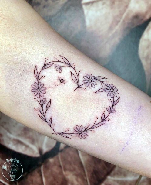 Tatuagens de guirlanda: 50 inspirações delicadas e elegantes