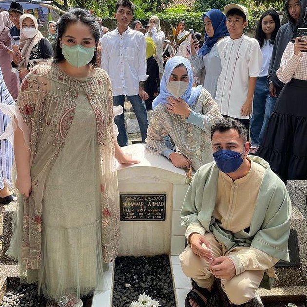 6 Potret Momen Selebriti Indonesia Berziarah Ke Makam Orang Tersayang Saat Lebaran