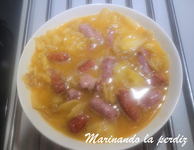 Tortilla de patatas y longanizas roja y blanca