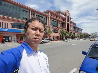 - PERJALANAN DI PENTAS DUNIA -