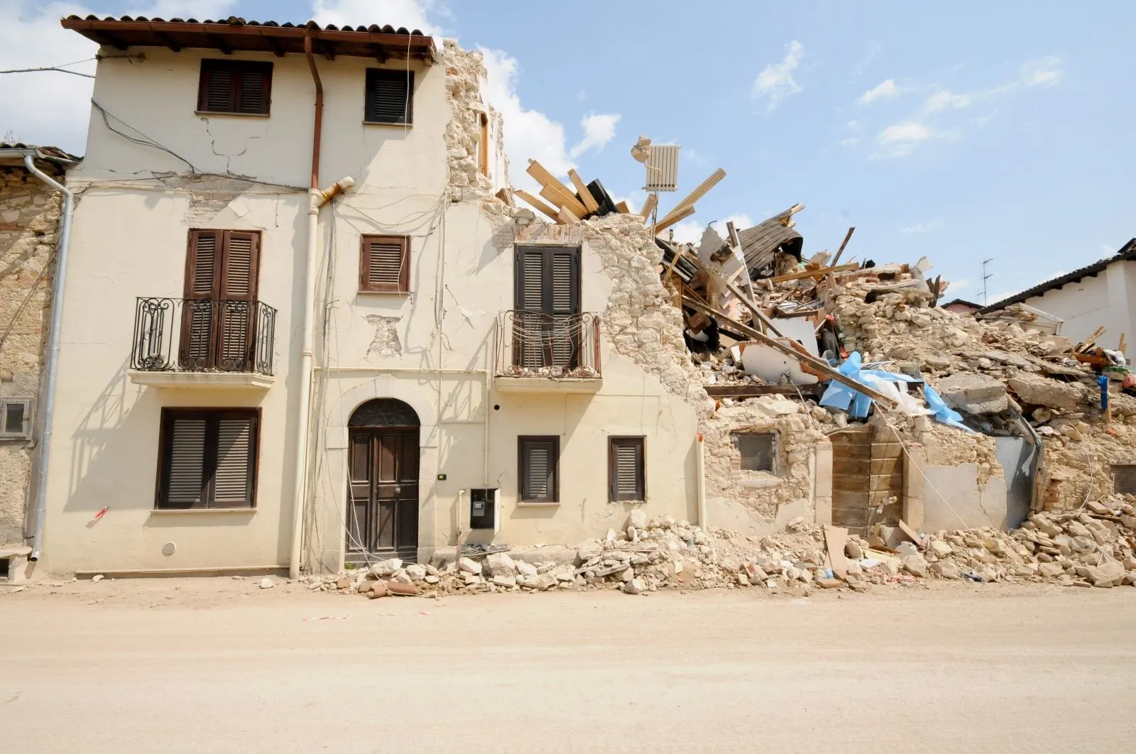 تفسير الأحلام انهيار المباني وسقوط المنازل والعمارات من الأحلام التي تقلق الرائي، وهي من الرؤى غير المحمودة حسب ما اتفق عليه كبار المفسرين بشأن تفسير حلم انهيار مبنى في المنام، فهذا الحلم يدل على المشاكل والأزمات التي يمر بها الرائي. سنتعرف في هذه المقالة إلى تأويلات تفسير حلم انهيار مبنى في المنام. دلالات تفسير حلم انهيار مبنى في المنام فسر ابن سيرين رؤية انهيار مبنى أو بيت في المنام بحدوث مصيبة عظيمة مثل موت أحد ساكنيه. فمن يرى في منامه بأن بيته الجديد ينهار في منامه فهذا يدل على عدم إتمام أموره بأحسن وجه، وفي حال رأى أن بيته القديم ينهار في حلمه ذلك لأنه خرج عن المألوف والعادات والتقاليد، ويدل انهيار البيت الواسع في المنام إلى تشتت العائلة وتفرقتها. كما قدم ابن سيرين تفسيراً آخر لحلم انهيار البيت وكان الحالم خائفاً على حل المشاكل والمصاعب التي تواجهه، وبأنه آمن من مصيبة عظيمة تحوم حوله. ومن رأى أنه يبكي على انهيار بيت العائلة في المنام فهذا يدل على ذهاب حزن كبير، وإذا قام الحالم بترميم البيت بعد انهياره في المنام فهذا يدل على سعيه لحل المشاكل وقرب زواجه بإذن الله تعالى. في حال رأى الشخص انهيار منزل مبني من الطوب فهذا يدل أن عمله حلال، وإذا كان المنزل مبنياً من الجص فيكون عمله حراماً. تفسير حلم انهيار مبنى في المنام للمرأة يدل حلم سقوط وانهيار مبنى للعزباء على شعورها بعدم الراحة والاستقرار، وكثرة الضغوط التي تواجهها.  وإذا رأت بأن بيتها ينهار على أهلها فهذا دلالة على حاجتهم إلى دعمها ورعايتها. تفسير حلم انهيار مبنى في المنام للمتزوجة إذا رأت المتزوجة انهيار بيتها في منامه فهذا يدل على وجود مشاكل بينها وبين زوجها، وإذا كانوا أبناءها داخله فهذا يدل على التقصير برعايتهم وتربيتهم، ومن رأت بيتها ينهار وزوجها بداخله في المنام فهذا يدل على خسارة عمله. إذا نجت المتزوجة من انهيار مبنى في المنام فإنها تعود عن قرار الطلاق، لكن إذا مات زوجها بسقوط البيت في المنام للمتزوجة فإنها ستنفصل عنه. تفسير حلم انهيار مبنى في المنام للحامل رؤية انهيار مبنى في المنام من الرؤى غير المحمودة للحامل لأنها تدل على التعب والمرض الذي يصيب الحامل وجنينها، فإذا نجت من سقوط المنزل فإنها ستشفى من وعكة صحية، ورؤية الموت بانهيار البيت في الحلم للحامل تدل على إجهاض الجنين وخسارته لسوء رعايته. تفسير حلم انهيار مبنى في المنام للمطلقة إذا رأت المطلقة انهيار منزلها فهذا يدل على تشتت أبنائها بعد طلاقها، وأنها حزينة ومكسور خاطرها بسبب طلاقها. ومن رأت سقوط المنزل على طليقها في المنام فهذا يدل على سوء أحواله وظروفه، ورؤية البيت ينهار على الأبناء في الحلم للمطلقة تدلّ على الضرر الذي يلحق بهم نتيجة الطلاق. تفسير حلم انهيار مبنى في المنام للرجل إذا رأى الرجل بأن بيته ينهار في حلمه فهذا يدل على قرب موت زوجته والله أعلم، ومن يرى أنه بيته انهار وانتقل منه إلى بيت آخر فهذا يدل على زواجه من امرأة ثانية، وإذا أعاد بناءه بدلاً من هجرانه فإنه يصلح الأمور مع زوجته ويعود عن قرار الطلاق. ويشير حلم انهيار مبنى في منام الرجل إلى سوء ظروفه المعيشة، وإذا رأى بأن مبنى انهار على أبنائه فهذا تنبيه له على سوء تربيتهم وضياعهم. ومن يرى بأن بيت أقاربه ينهار في منامه دلالة على مرورهم بأوقات عصيبة، أما بيت الجيران في المنام يعني أن الرجل سيسمع أخبار محزنة عنهم.  إذا نجا الرجل من انهيار مبنى في منامه فهذا يعني بأن مشاكله جميعها ستحل بإذن الله تعالى. تفسير رؤية سقوط جزء من البيت في الحلم تشير رؤية سقوط جزء من البيت إلى ضرر يصيب أحد ساكنيه؛ فإذا سقط جزء من الجدار يدل على نقص الدعم والحماية، ومن رأى انهيار جزء من السقف فهذا يدل على ضرر يصيب الأب، ورؤية سقوط حجر من البيت في المنام تدل على ضرر يصيب أحد الأبناء، وحلم انهيار درج البيت يدل على الخصومات التي تكون بين أفراده. يدل حلم انهيار جزء من البيت على ساكنيه على قوة تحمل أهل البيت الكثير من المصاعب وكثرة الأعباء على عاتقهم. كما يدل سقوط جزء من بيت قديم في المنام على انتهاء علاقات قديمة، وإذا انهار جزء من البيت المهجور في المنام فهذا يدل على الهجرة والسفر الطويل بدون عودة. وإذا انهار جزء من البيت بفعل المطر والريح يدل على الجدال الكبير الذي ينتهي بخصومة وقطيعة بين أفراد العائلة، لكن إذا كان البيت فارغاً فهذه بشارة لحل مشاكل العائلة والنجاة من فتنة. تفسير رؤية هدم المنزل في المنام فسر ابن سيرين رؤية هدم المنزل في المنام بأنها رؤية محمودة بالعكس ما يبينه الظاهر، وقد فسرها بأنها تبشر الرائي بالخير والرزق الوفير وهذا المال سيكون كفيل بتحسن حياته المعيشية خلال الفترة القادمة. يرمز هدم المنزل في الحلم إلى رغبة الشخص في التغيير والتجديد في حياته، وإنهاء علاقة تؤثر سلباً عليه. وإذا قام الرائي بهدم منزله بنفسه في المنام، فهذا يشير إلى أن الحالم يضيع وقته بفعل الأشياء لا تنفعه وليس لها أي أهمية، وإذا هدمه شخص آخر في المنام، فيدل على إحساس الرائي بالحزن والضيق.