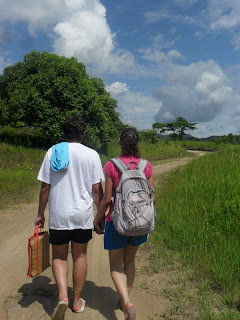 Vinícius e Juliana caminhando. Foto de alguma amiga querida.