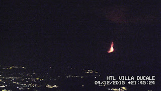 La fontaine de la vedu 3eme paroxysme du volcan Etna vue de la Villa Ducale, 04 decembre 2015