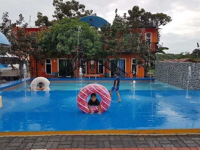 "Donut" di Swimming Pool di Homestay Kontena Melaka