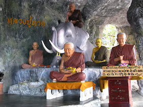 Firguren im Tempel am Berg bei Khao Tao