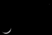 La Luna creciente estaba cerca de Júpiter. Luna creciente y un tenue Júpiter