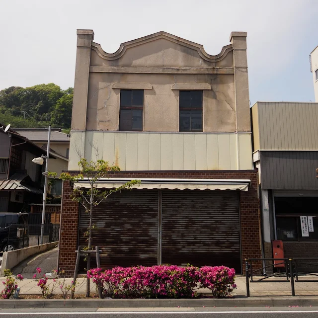 東海道（国道1号）国府津　看板建築