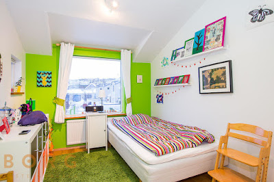 dekorasi kamar tidur anak diruang sempit dengan plafon miring