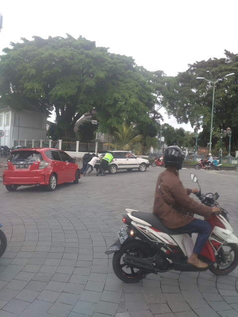 Polantas Dorong Mobil Mogok Di Titik Nol KM