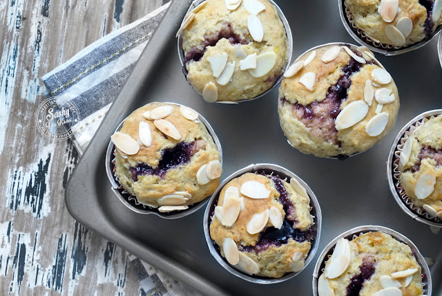 Resep Muffin Pisang dan Bluebbery ( Banana and Blueberry Muffin with Almond Slice Topping )