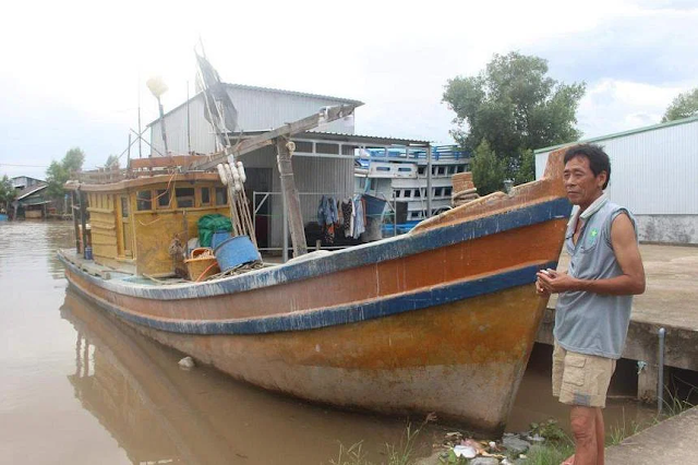 Ngư dân Vương Văn Quang (phường Nhà Mát, TP. Bạc Liêu) bên chiếc tàu đánh bắt gần bờ