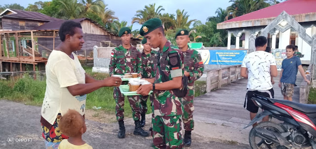 Satgas Yonif 755 Kostrad Ngabuburit Sambil Bagikan Takjil Gratis