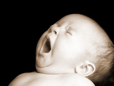 foto de bebe bostezando