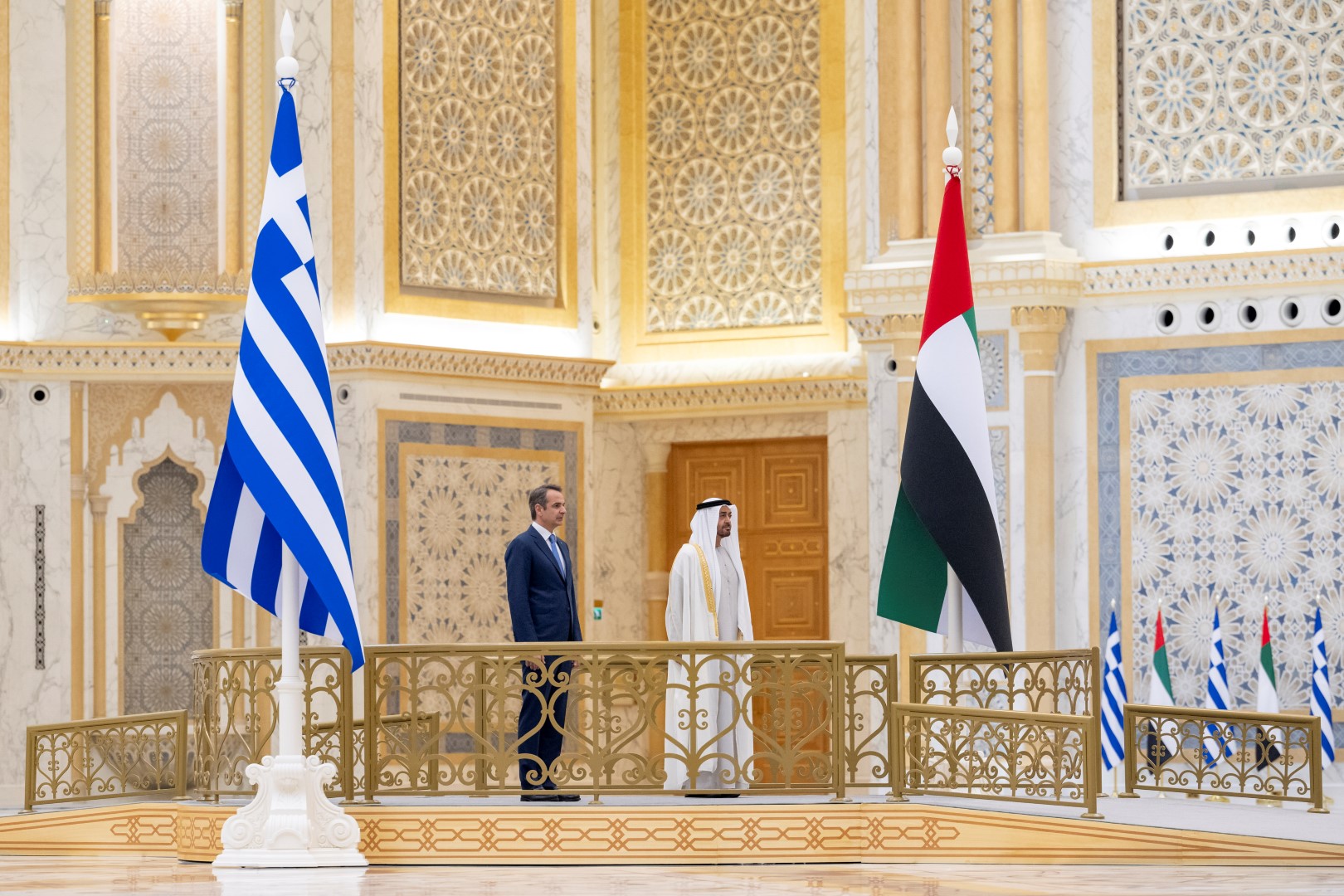تقرير الخليج UAE محمد بن زايد ورئيس وزراء اليونان يبحثان الشراكة الاستراتيجية والتطورات الإقليمية والدولية