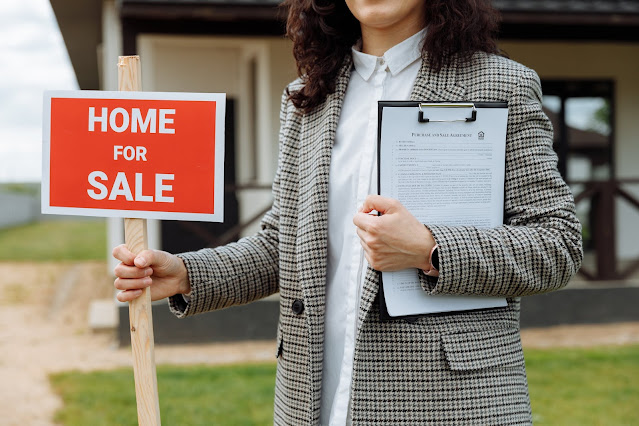 https://www.pexels.com/photo/close-up-of-a-woman-holding-a-home-for-sale-sign-8469937/