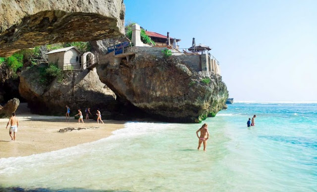 Foto Keindahan Pantai Suluban di Bali 