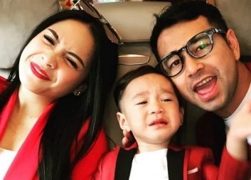  Raffi Ahmad kini mengikuti jejak Irwansyah hingga Teuku Wisnu untuk hijrah. Beberapa waktu lalu, Raffi, menggelar kajian dengan mengundang teman-temannya tersebut di kediamannya.    Ada hal lucu yang dirasakan Nagita sang istri saat Raffi pelan-pelan mulai berhijrah.    Diungkapkan Nagita di channel YouTube Ayu Dewi, suaminya tersebut sebelumnya tak rutin menjalankan salat lima waktu.    etika suatu hari Raffi mengajak Gigi salat, Gigi bereaksi tak hanya terkejut    Waktu itu ketawa sebenernya (pas denger Raffi ajak salat) ya nggak percaya soalnya. Dia tiba-tiba nanya, yuk salat. Mau salat nggak? (Aku jawab) ya mau cuma ya aneh aja," ungkap Gigi.    Gigi mengatakan sebelum-sebelumnya sang suami terhitung jari melakukan salat setiap harinya.    Terlebih, Ayu Dewi juga punya pengalaman tentang kebiasaan Raffi salat.    "Kalau dari dulu nikah, dekat kan dia itu susah banget diajak salat," kata Nagita.    "Iya. Waktu itu dia pernah salat abis ada acara sama aku terus dia ngeliat setan. Terus pulang dia salat, aku inget dia takut," kisah Ayu Dewi.