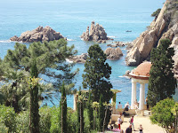 Templete del jardín Mar i Murtra y la punta Santa Ana en  Blanes