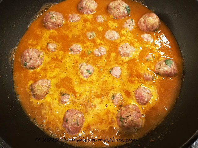 Simmering meatballs