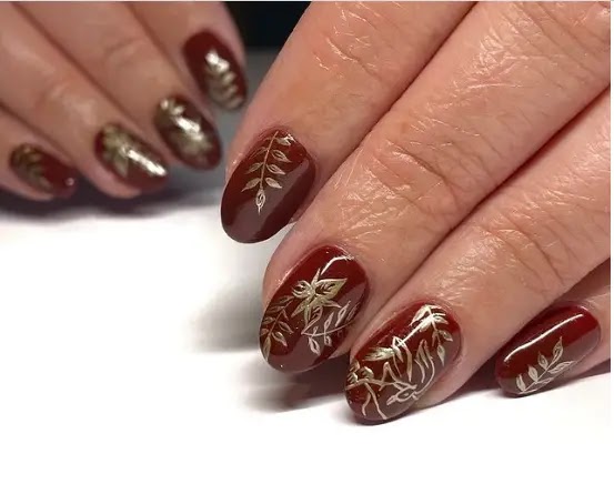 - Golden flowers on maroon - the most prominent drawings of manicure for Christmas this year: