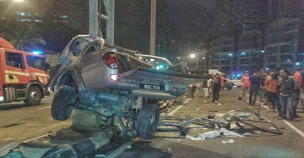 Kontraktor maut kereta rempuh tiang papan tanda di Jalan Tun Razak