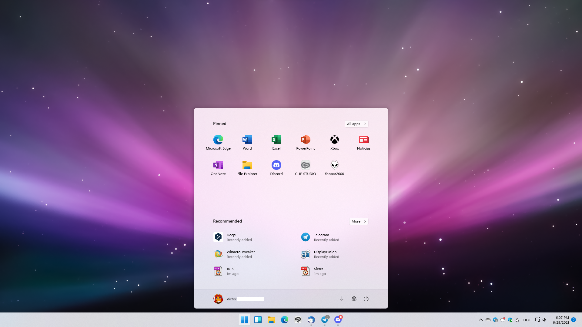 Escritorio de Windows 11 con un wallpaper de OSX.