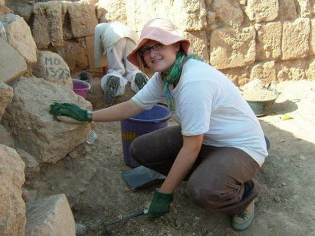 Η Sophie Lund Rasmussen στο χώρο της ανασκαφής. [Credit:Sophie Lund Rasmussen]