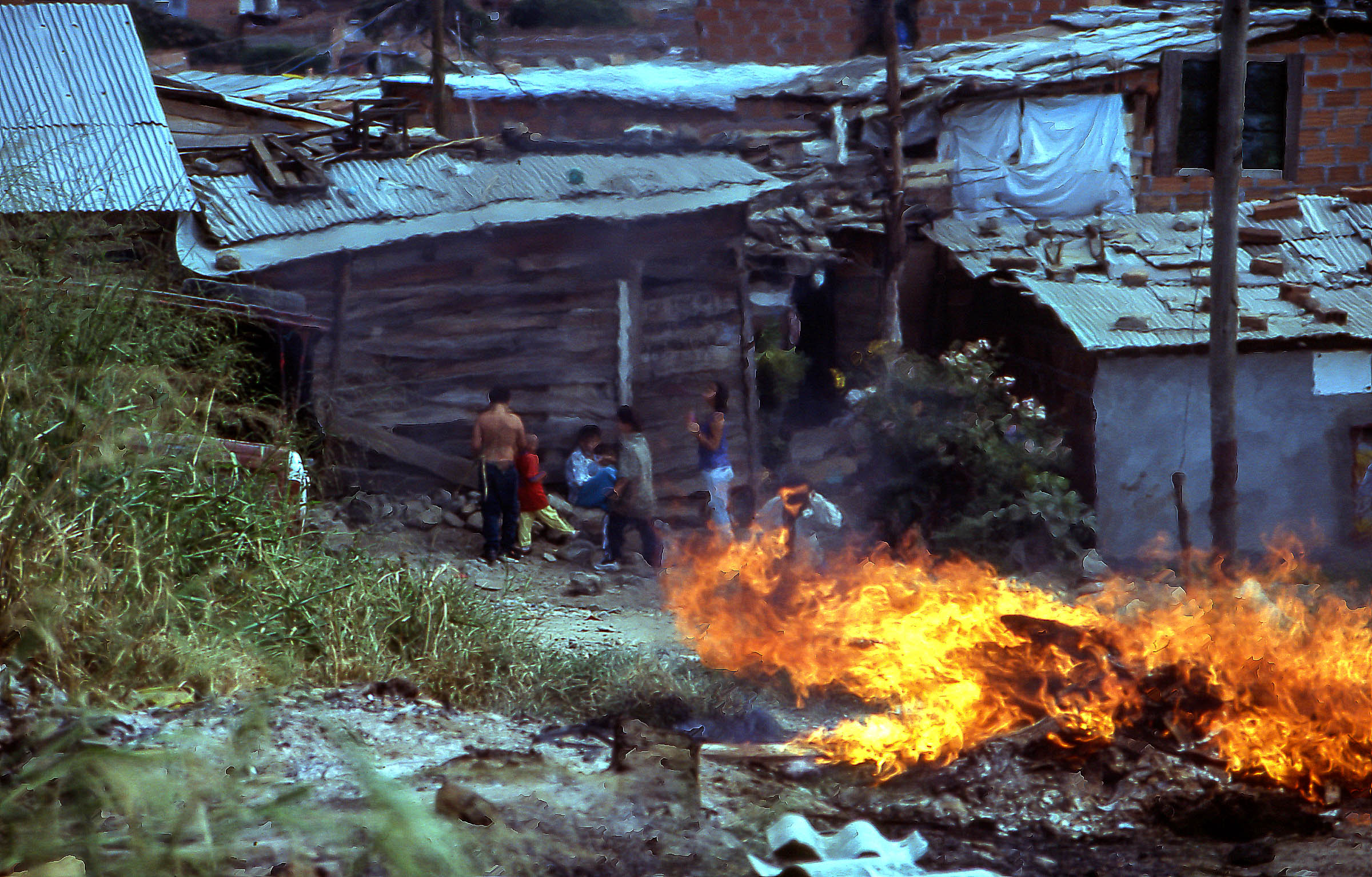 Combustió de residus en un suburbi de Medellín (Colòmbia)