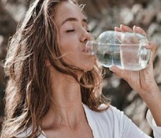 Minum adalah kegiatan mengonsumsi cairan melalui mulut. Air, misalnya, diperlukan untuk membantu proses fisiologis kehidupan. Kelebihan atau kekurangan air dalam tubuh juga berpengaruh terhadap masalah kesehatan manusia. Usai bangun tidur di pagi hari, kita disarankan untuk minum air putih. Tubuh kita kehilangan cairan saat sedang tidur. Tak heran, kita jadi rentan terkena dehidrasi. Nah, agar perut tidak kaget, sebaiknya yang kita minum adalah air hangat.    Jika benar-benar mengkonsumsinya dengan bena air putih bisa mengatasi dehidrasi, mengalirkan nutrisi yang dibutuhkan ke seluruh tubuh, membuang kotoran dan racun, hingga melembapkan tenggorokan, telinga, dan anggota tubuh lainnya. Jika kita bermimpi kita lagi minum apakah arti yang tersembunyi dalam mimpi itu ya? Untuk lebih jelasnya simak yuk artikel dibawah ini yang dilengkapi angka main jitunya