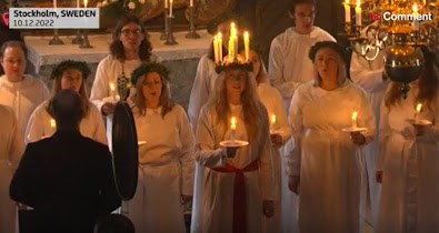 des Suédois qui célèbrent la Sainte-Lucie