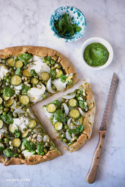 Galette vegetariana con farina di piselli e pesto di erbe