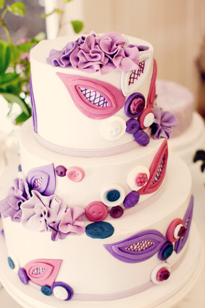 I just fell in love with this amazing purple and pink wedding cake from a 