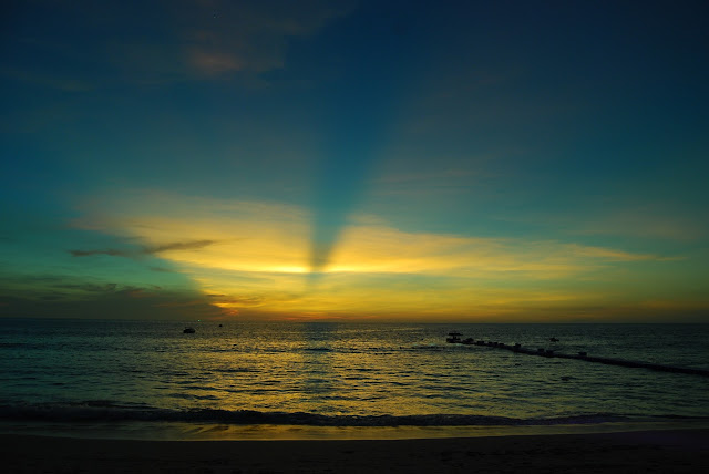 Закат на пляже Сурин - Sunset at Surin Beach.