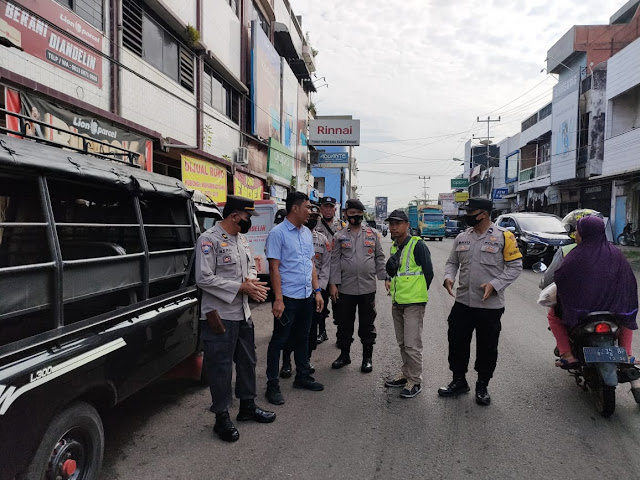 Jaga Situasi Tetap Kondusif, Kapolsek Lawang Kidul Bersama Personil Melakukan Patroli Jalan Kaki di Pasar