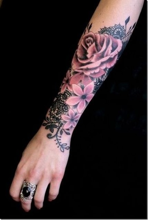 roses_et_dentelle_externe_de_lavant-bras_tatouage