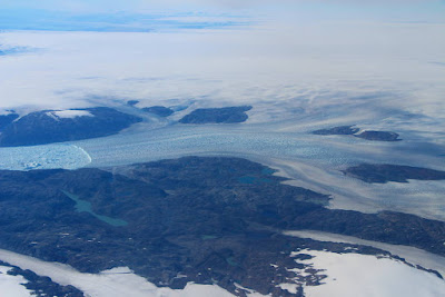  Equipe de Notícias da Ciência da Terra da NASA  Rachaduras na Folha de Gelo da Groenlândia deixam um dos seus aqüíferos escorrer para o oceano, descobre a nova pesquisa da NASA. Os aqüíferos, descobertos recentemente, são incomuns porque prendem grandes quantidades de água líquida dentro da camada de gelo. Até agora, os cientistas não sabiam o que acontecia com a água armazenada neste reservatório - a descoberta ajudará a ajustar os modelos de computador da contribuição da Groenlândia para o aumento do nível do mar. "Este papel ilumina o destino da água do aqüífero", disse Kristin Poinar, principal autor do estudo e um pós-doutorado no Goddard Space Flight Center da NASA em Greenbelt, Maryland. "Antes, não sabíamos se a água congelou dentro da camada de gelo ou ressurgiu na superfície do gelo. Em qualquer um desses cenários, a água de fusão não contribuiria para o aumento do nível do mar. "  Nova pesquisa da NASA descobriu que as grandes fendas no Glaciar Greenlands Helheim fornecem água do aqüífero com uma fuga clara para o oceano. Crédito: NASA / Goddard / Kathryn Mersmann. Este vídeo é de domínio público e pode ser baixado do Scientific Visualization Studio .  Agora, usando um novo modelo de computador que testa se certas fendas derretidas podem quebrar até a base da camada de gelo, Poinar e seus colegas mostraram que a água de fusão chega ao oceano.  A Groenlândia contribui com a água para o mar principalmente através do derretimento da superfície e do fluxo de gelo. Estudos têm mostrado que o derretimento superficial tem aumentado nas últimas décadas. No oeste da Groenlândia, formam-se tantas formas de superfície que cria uma rede de rios e lagos, que drenam através do gelo até o substrato subterrâneo, de onde a água flui para o oceano.   Uma vista do campo do crevasse a jusante da seção do aqüífero do firn que Kristin Poinar estudou. A água não é visível nas fendas, porque a água de derretimento não entra nelas até cerca de 40 pés abaixo da superfície, onde reside o primeiro aqüífero. Crédito: Clement Miège, Universidade de Utah. Mas o sudeste da Gronelândia é muito diferente - lagos e rios não se formam, embora o gelo se derreta. Em vez disso, vastos reservatórios de água ficam presos dentro da primeira camada (uma faixa de neve compactada). Em 2011, os cientistas descobriram esses aqüíferos em torno de 40 pés (12 metros) sob a superfície do gelo. Os pesquisadores calcularam que esses aqüíferos cobrem aproximadamente 8.455 milhas quadradas (21.900 quilômetros quadrados) de Groenlândia e possuem um volume de água do tamanho de um lago Tahoe. O aqüífero permanece líquido durante todo o ano porque a queda de neve pesada da região cria um cobertor grosso que isola o aqüífero das temperaturas do ar de congelação acima.  "Esses aqüíferos são os análogos à água superficial que podemos ver no oeste da Groenlândia", disse Poinar. "O Sudeste da Groenlândia está perpetuamente coberto de neve e quase não tem gelo, então no verão a água não se acumula como no gelo nu na Groenlândia ocidental, formando lagos e rios; Em vez disso, ela percola para baixo e desaparece em lugares onde não podemos vê-lo. "   Poinar estudou um segmento do aqüífero localizado na região de Helheim Glacier, no sudeste da Groenlândia, onde as medições do radar de penetração no solo coletadas pela Operação IceBridge, levantamento aéreo da NASA sobre as mudanças no gelo polar, mostraram que uma seção de 2 milhas do aqüífero havia drenado Um grande volume de água entre a primavera de 2012 ea primavera de 2013.   A geleira de Helheim no sudeste de Greenland é visível durante um vôo da operação IceBridge setembro em 11, 2016. Crédito: NASA / John Sonntag. Diretamente a jusante desta seção do aquífero, os pesquisadores identificaram um campo de fendas (rachaduras no gelo); Devido à gravidade, eles pensavam, a água do aqüífero deveria fluir nessas aberturas. Para descobrir se a água refroze dentro das fendas ou se fracturou todo o caminho até a rocha, Poinar construiu um modelo computadorizado de como a água do primeiro aquífero se alarga, aprofunda e recongestiona dentro das rachaduras. O modelo demonstrou que a água faz as fendas crack mais rápido do que a água pode recongelar, permitindo assim que a água de fusão para atingir a base em questão de semanas a meses.  "Há um limite para a quantidade de água que as fendas podem suportar; Uma vez que alcançam esse limite, eles se fracturam à base da camada de gelo e entregam aquela água para a cama, de onde ela pode viajar relativamente rapidamente para o oceano ", disse Poinar. "Descobrimos que o volume de água derretida drenada através deste sistema de campo aquifer-crevasse é comparável ao que vem de um lago supraglacial da Groenlândia ocidental ou sistema de rio".  Poinar disse que, embora seu estudo esteja focado em uma seção específica do aqüífero, existem outras áreas no sudeste da Groenlândia que são susceptíveis de hospedar combinações semelhantes de aquíferos firn e campos de crevasse próximos. Ela disse que seu trabalho futuro se concentrará em como este sistema de drenagem recém-descoberto se integra sobre toda a camada de gelo da Groenlândia e também na medição de como a água drenada do aqüífero lubrifica a rocha e impacta o fluxo da camada de gelo.   "O achado de Kristin é um componente chave na compreensão da importância do primeiro sistema aquífero", disse Rick Forster, um glaciologista da Universidade de Utah que fazia parte da equipe de campo que descobriu o aqüífero em 2011. "Seu modelo mostra que a água é Chegando à cama, e isso acrescenta um nível completamente diferente de significado ao modo como esse armazenamento de água pode afetar as mudanças no aumento do nível do mar no futuro ".  Fonte: Www.nasa.gov/earth