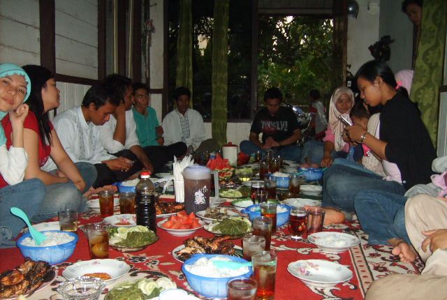 Susah Senang Buka Puasa Bersama Alumni