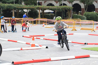 Niños participantes en las actividades ciclistas en Herriko Plaza