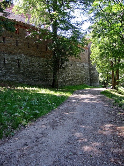 Mury i baszty pałacu w Kamieńcu Ząbkowickim