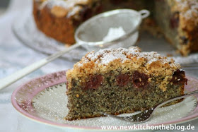 Mohnkuchen mit Kirschen und Keksstreuseln