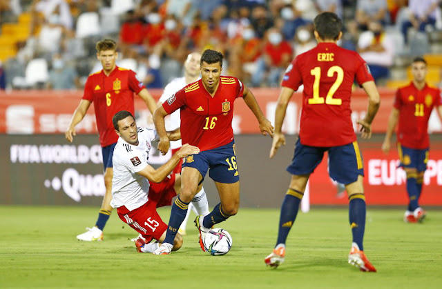 Rodri Hernández se anticipa a Giorgi Aburjania, bajo la mirada de Eric García y Marcos Llorente, con Ferran Torres al fondo. SELECCIÓN DE ESPAÑA 4 SELECCIÓN DE GEORGIA 0. 05/09/2021. Copa del Mundo Catar 2022, fase de clasificación, Grupo B. Badajoz, España, estadio Nuevo Vivero.