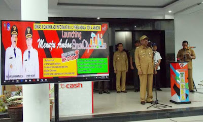 Ambon, Malukupost.com - Pemerintah Kota (Pemkot) Ambon meluncurkan program Ambon menuju kota pintar (smart city) guna memudahkan penggunaan dan penyiapan teknologi informasi. Peluncuran program Ambon menuju kota pintar dilakukan Wali Kota Ambon Richard Louhenapessy bersama Wali Wali Kota Ambon Syarif Hadler serta General Manajer PT Telkom Wilayah Maluku Ichwan Muhammadiah, Senin (26/2). Wali Kota Ambon Richard Louhenapessy menyatakan, Ambon selama ini masih terkendala dalam penyiapan infrastruktur teknologi, baik fasilitas maupun tenaga.